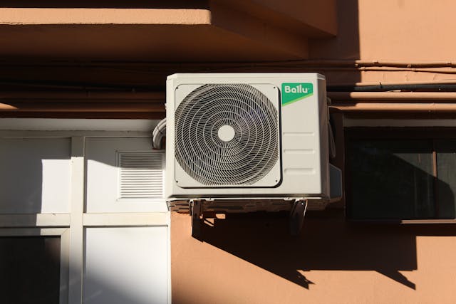 air conditioning unit on side of house 